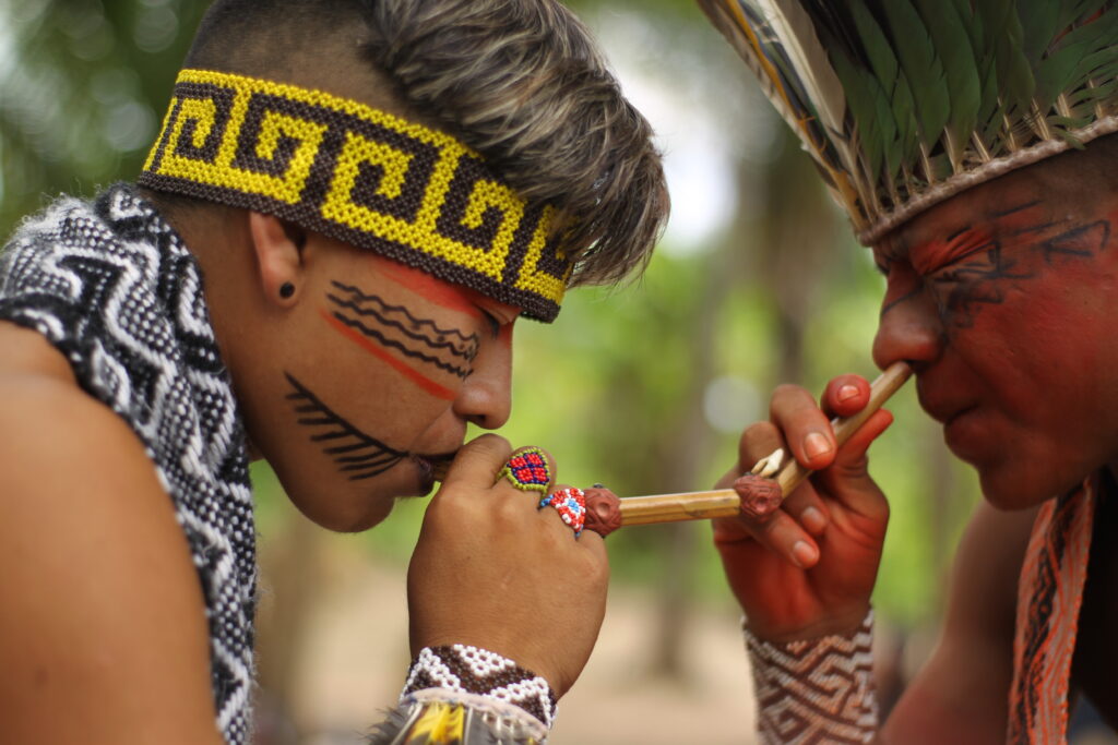 Indigena recebendo sopro de rapé